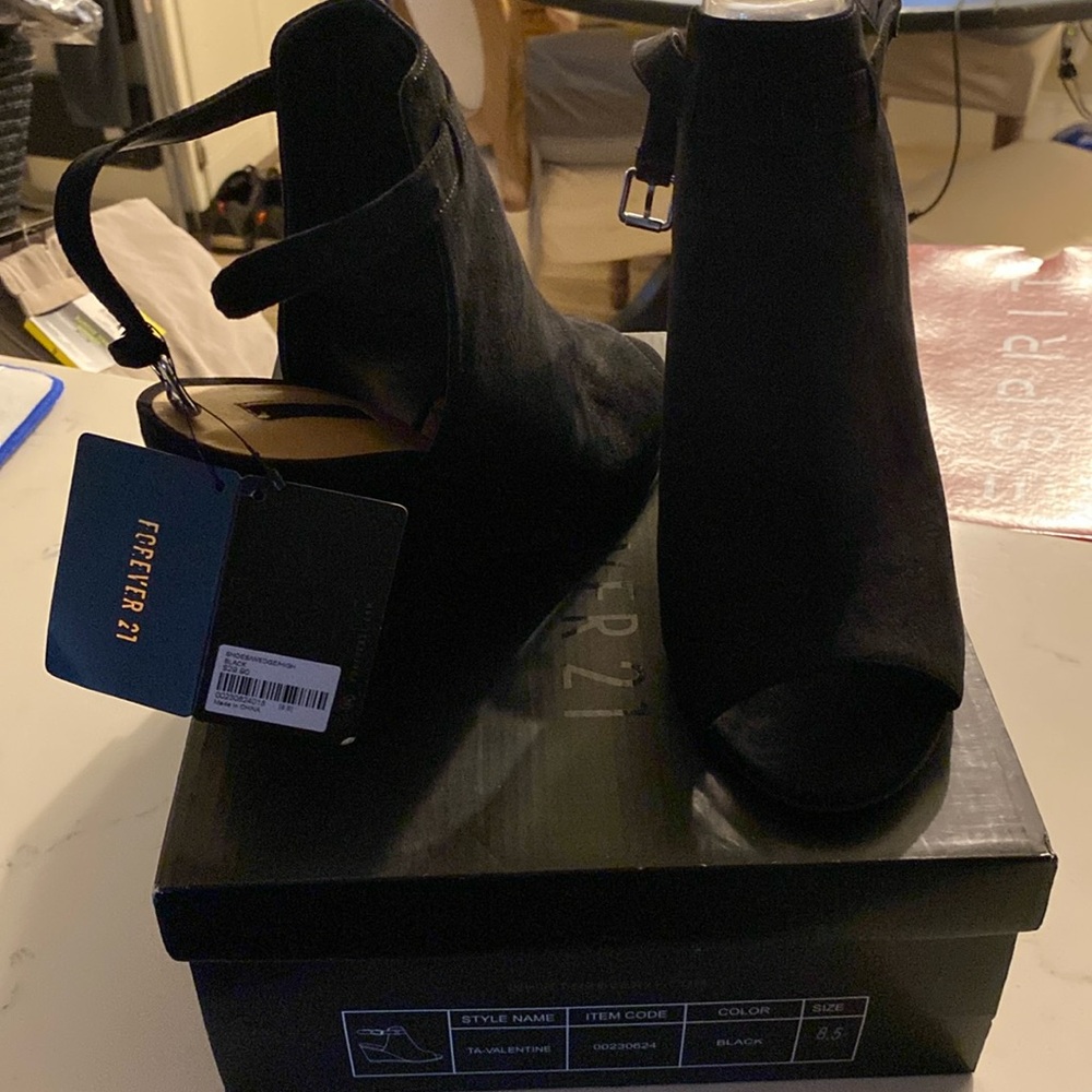Forever21 women’s heels in size 8.5 black suede